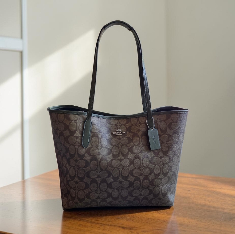 Coach - Reversible City Tote - Picture 11 of 12